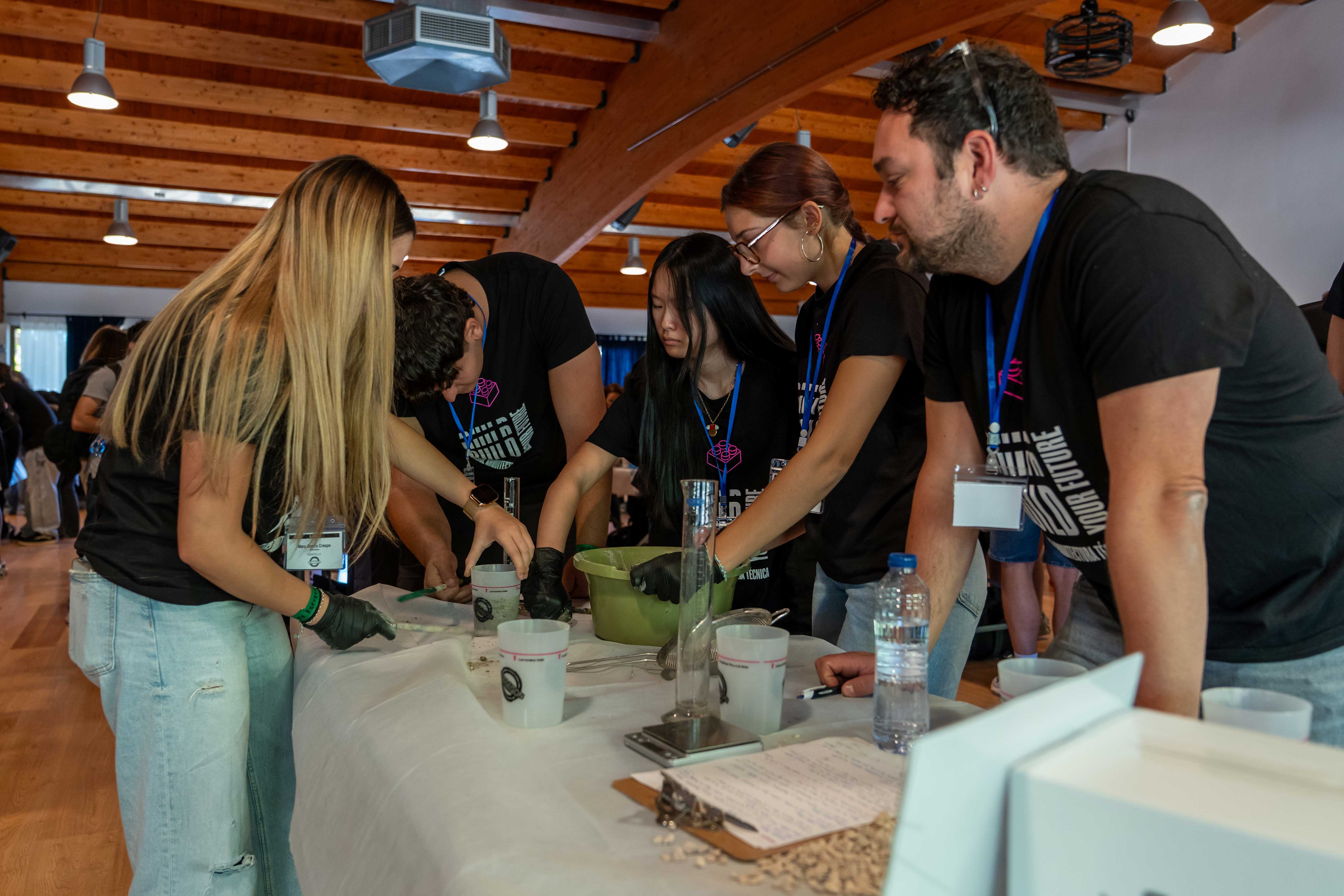 Cuatro alumnos del centro representaron a León en El Escorial, donde 112 estudiantes de 28 provincias compitieron por fabricar el hormigón más resistente de España. | L.N.C.
