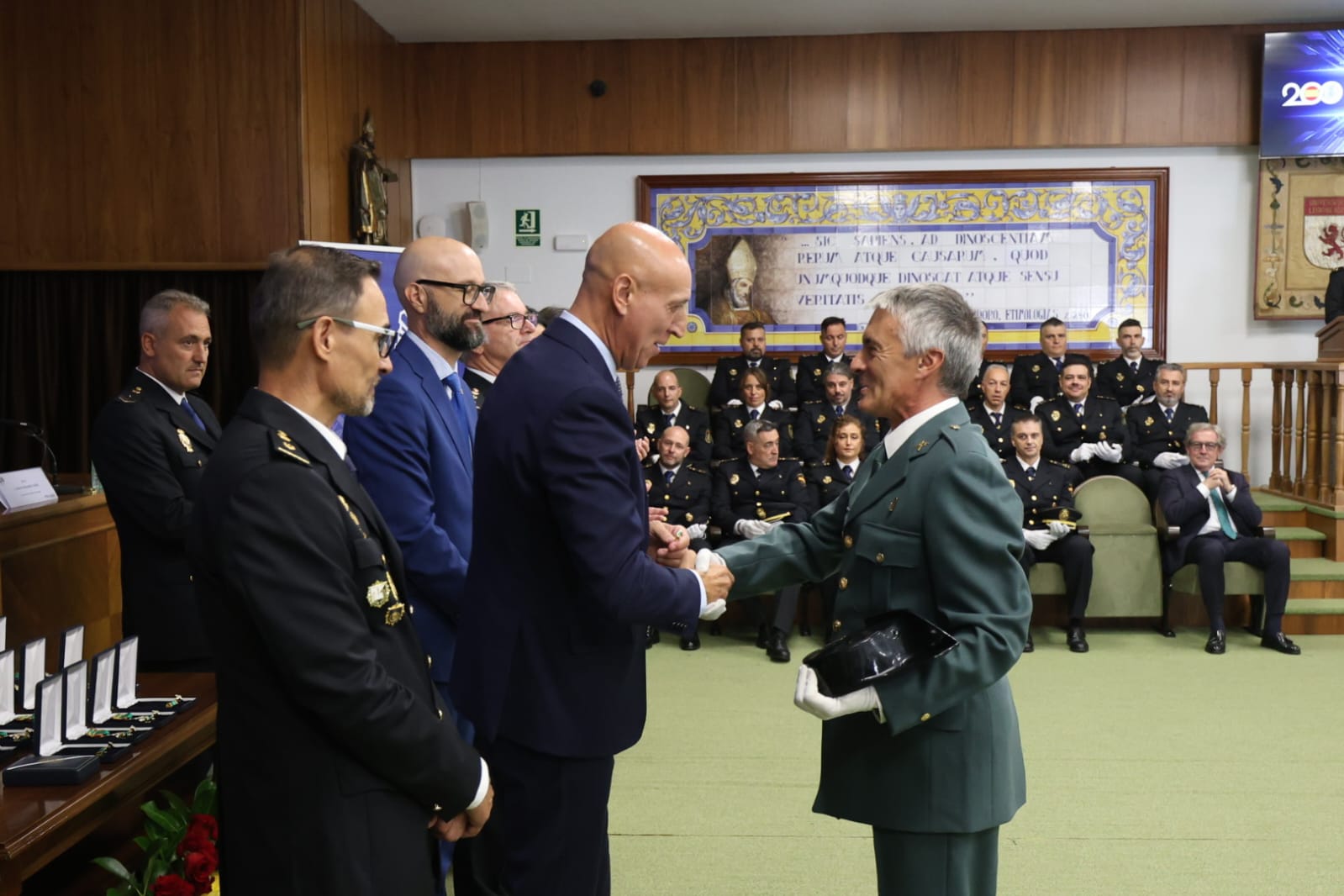 El Albéitar acogió este viernes la celebración de los Ángeles Custodios, patronos de la Policía Nacional, con la entrega de medallas al mérito policial. | FERNANDO OTERO