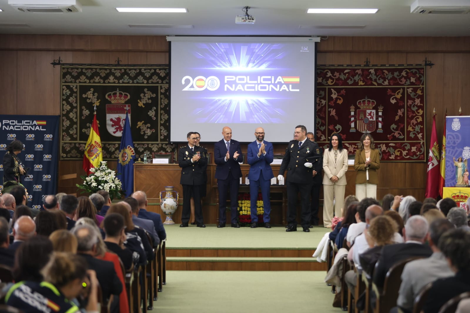 El Albéitar acogió este viernes la celebración de los Ángeles Custodios, patronos de la Policía Nacional, con la entrega de medallas al mérito policial. | FERNANDO OTERO
