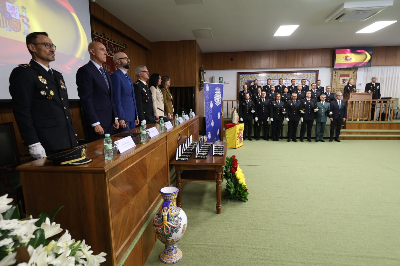 El Albéitar acogió este viernes la celebración de los Ángeles Custodios, patronos de la Policía Nacional, con la entrega de medallas al mérito policial. | FERNANDO OTERO
