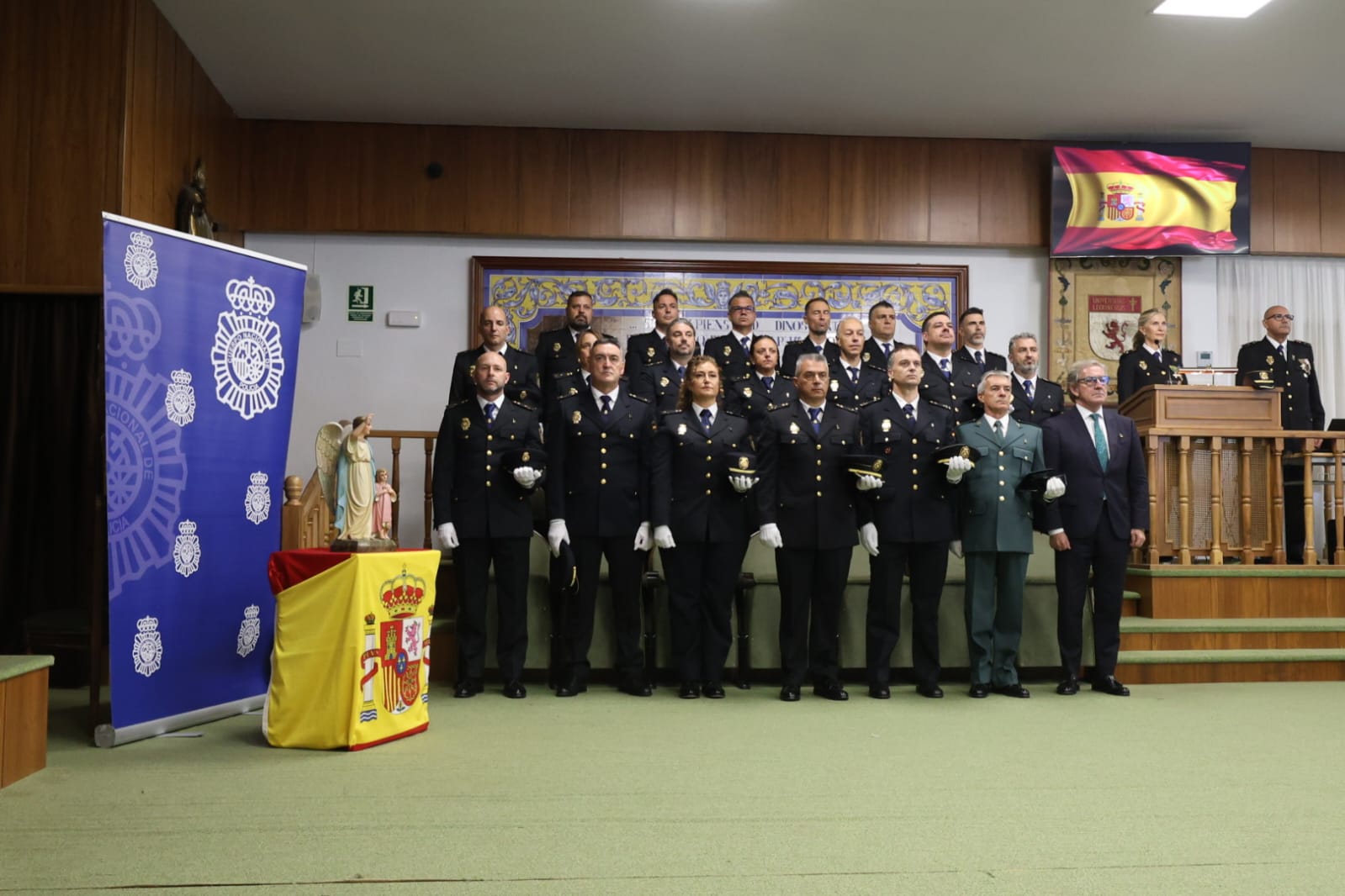 El Albéitar acogió este viernes la celebración de los Ángeles Custodios, patronos de la Policía Nacional, con la entrega de medallas al mérito policial. | FERNANDO OTERO