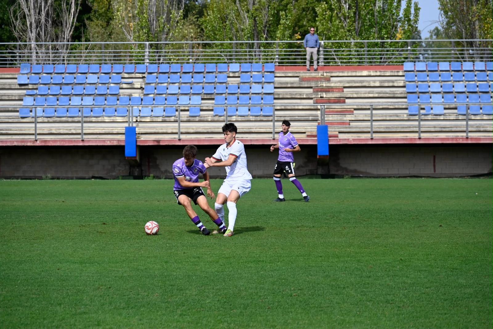 Uno de los momentos del partido entre el Júpiter y el Burgos B en el Área. SAÚL ARÉN