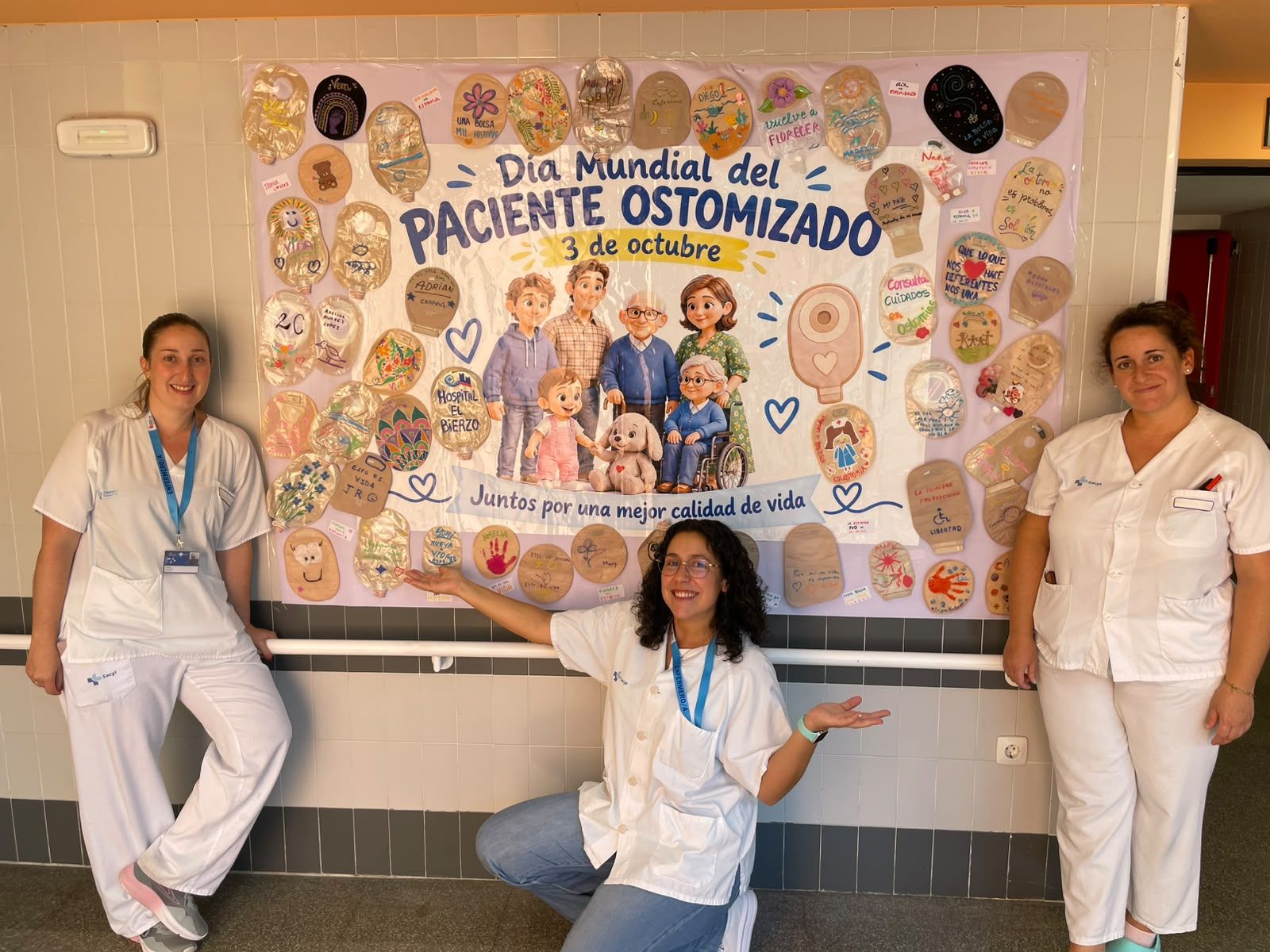 Sandra Cereijo (centro), junto dos compañeras, delante del mural creado por el Día Mundial del Paciente Ostomizado. | L.N.C.