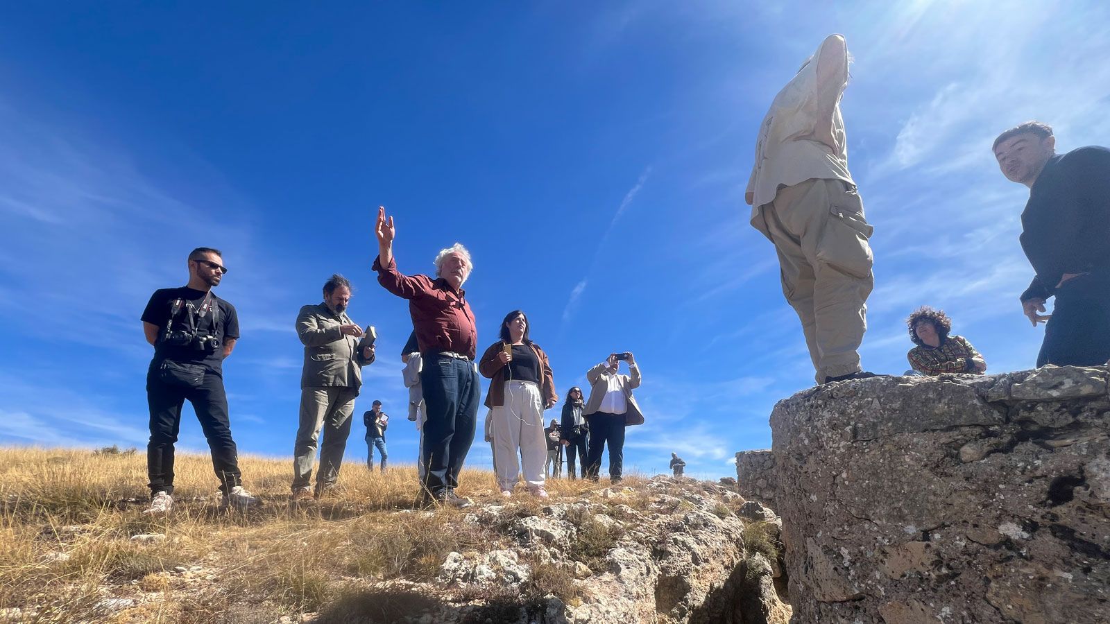 Llamazares explica a los periodistas desde la trinchera en la que combatió su padre, en Teruel. | DAVID RUBIO