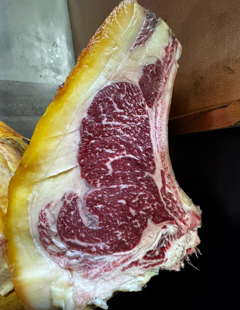 Una pieza de carne disponible para consumir en la Parrilla Louzao. Una pieza de carne disponible para consumir en la Parrilla Louzao.