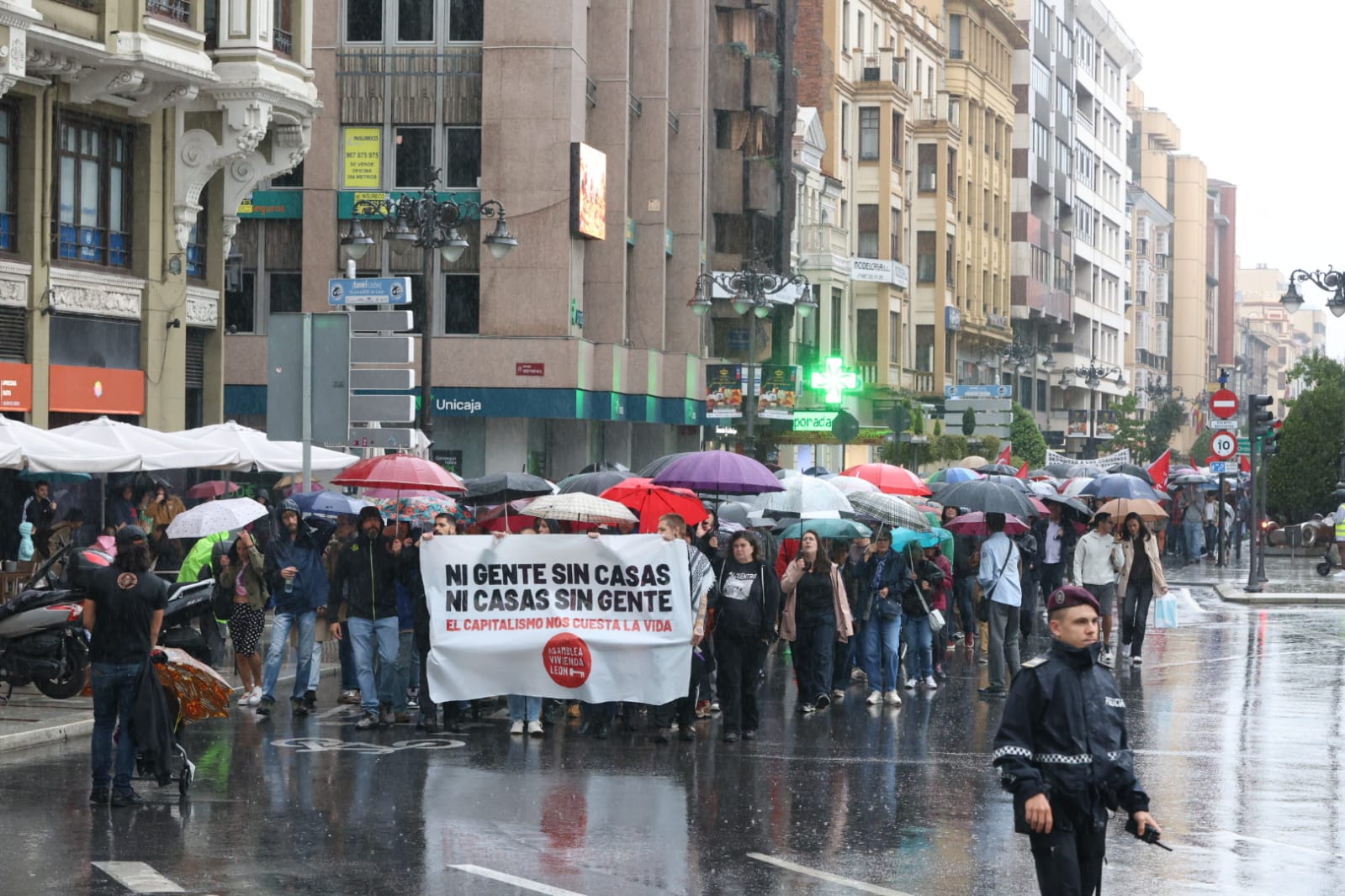 La manifestación por la vivienda celebrada en León, en imágenes