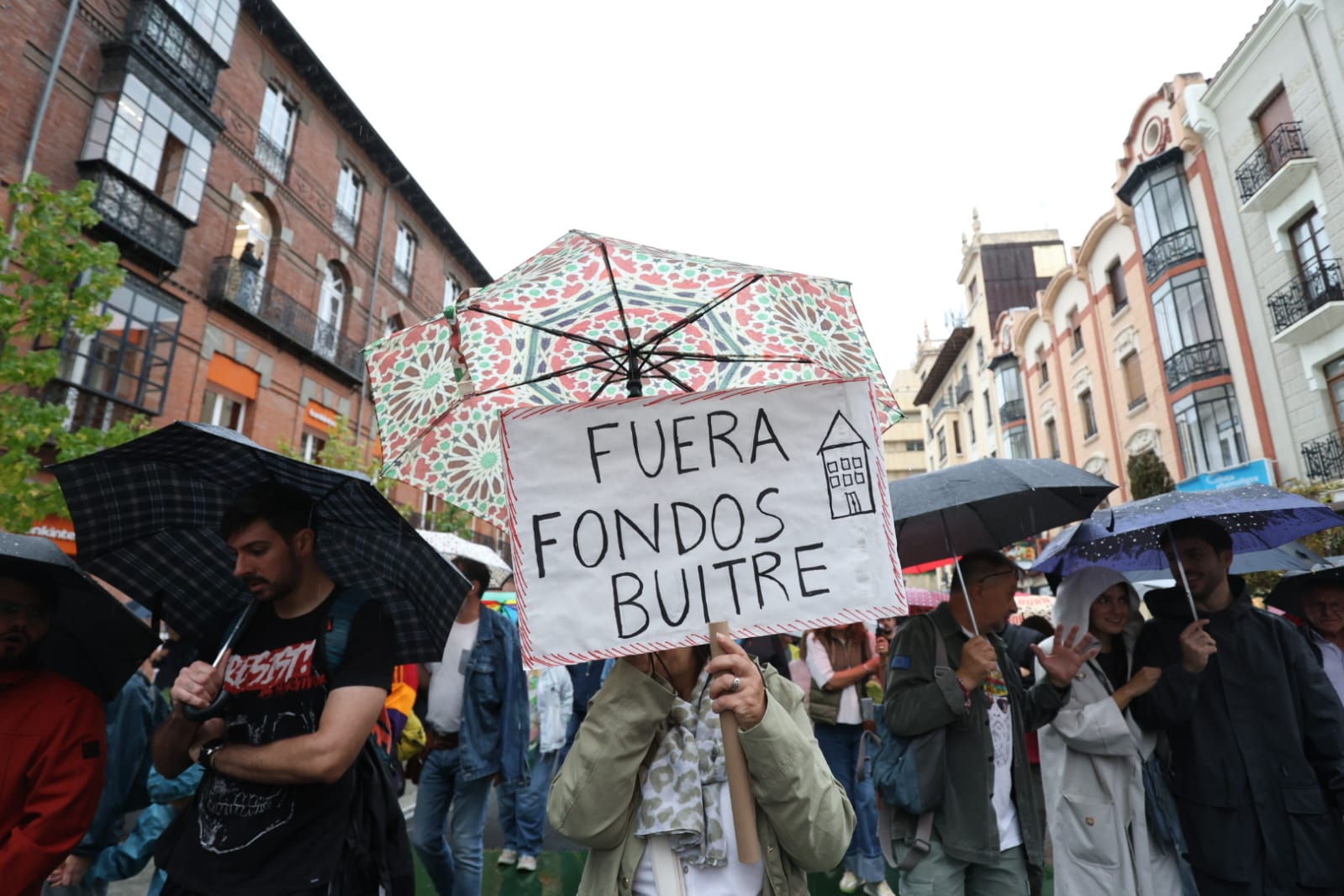 La manifestación por la vivienda celebrada en León, en imágenes 