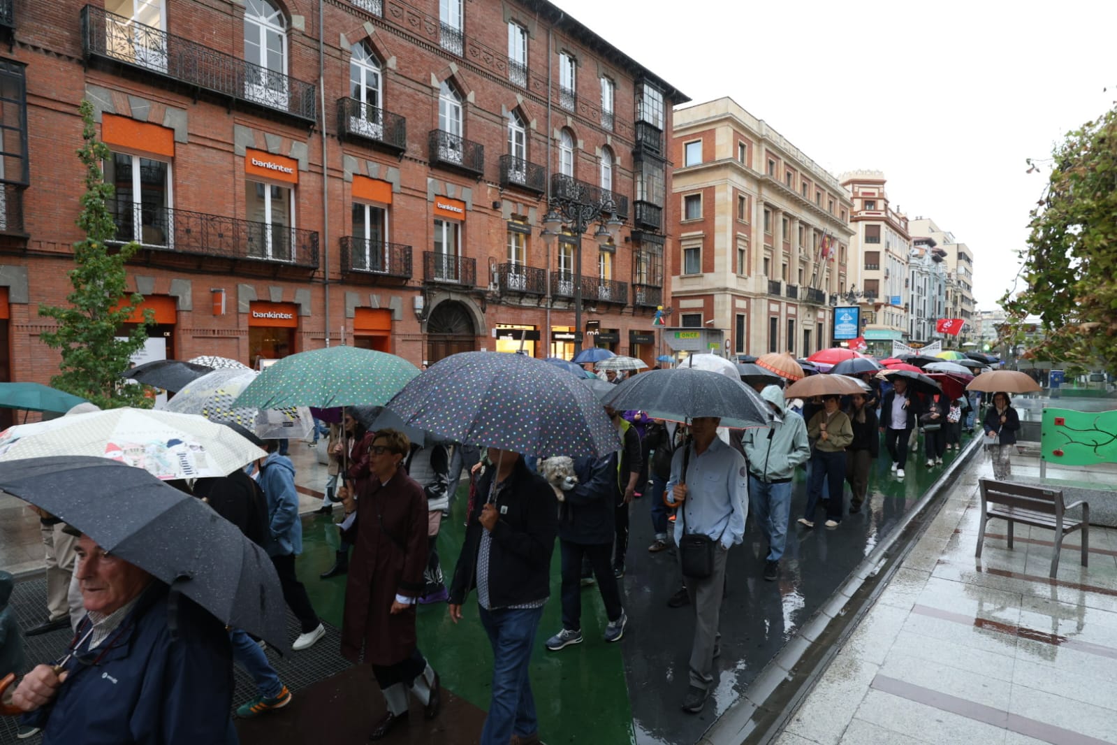 La manifestación por la vivienda celebrada en León, en imágenes 
