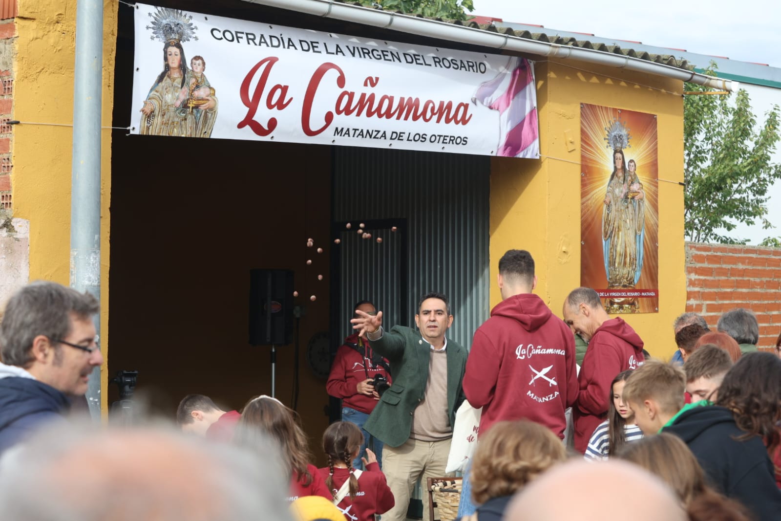 El reparto de avellanas en Matanza de los Oteros 