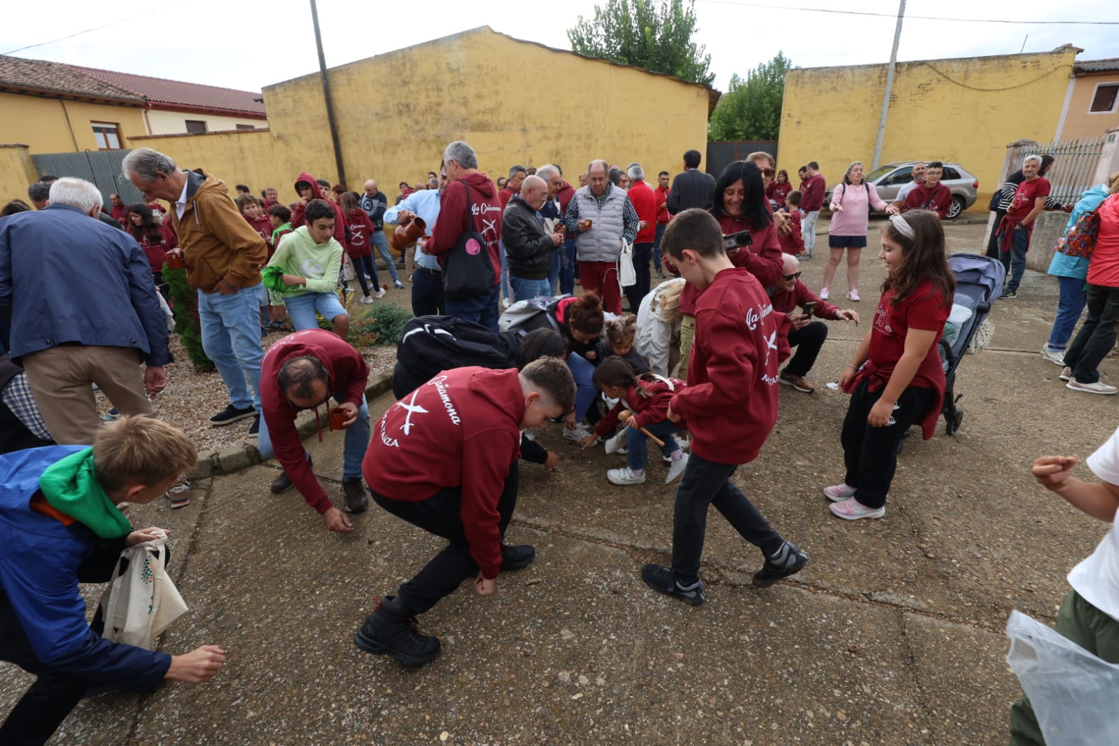 Un instante del reparto de avellanas en Matanza de los Oteros con motivo de las fiestas de La Cañamona. | FERNANDO OTERO
