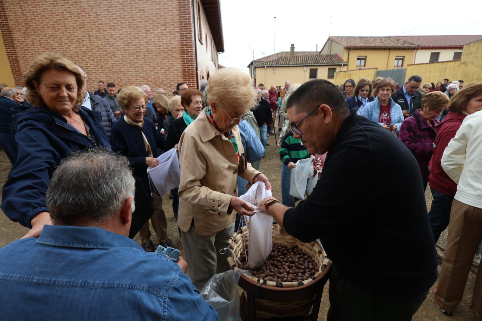 El reparto de avellanas en Matanza de los Oteros