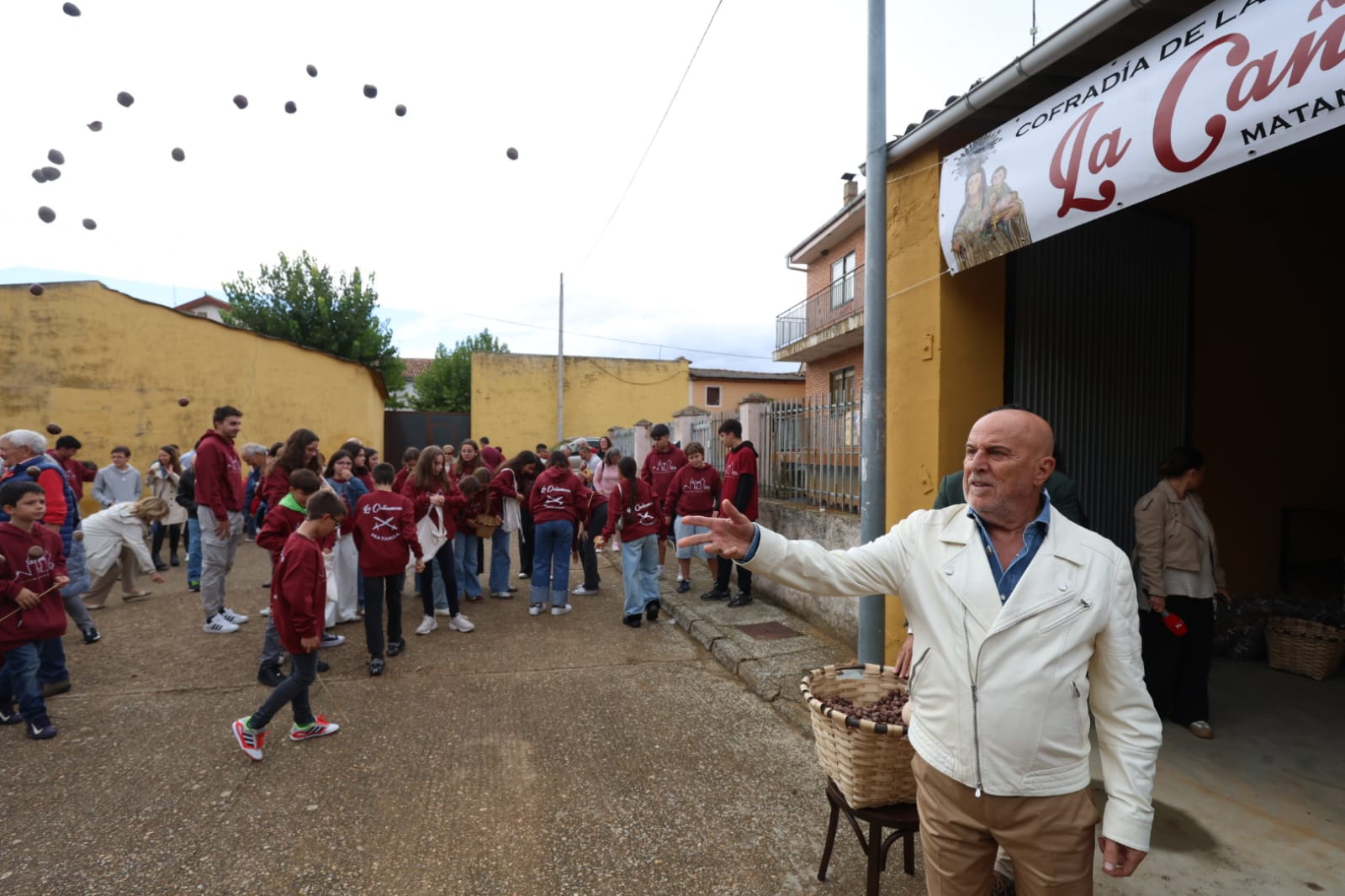 El reparto de avellanas en Matanza de los Oteros 