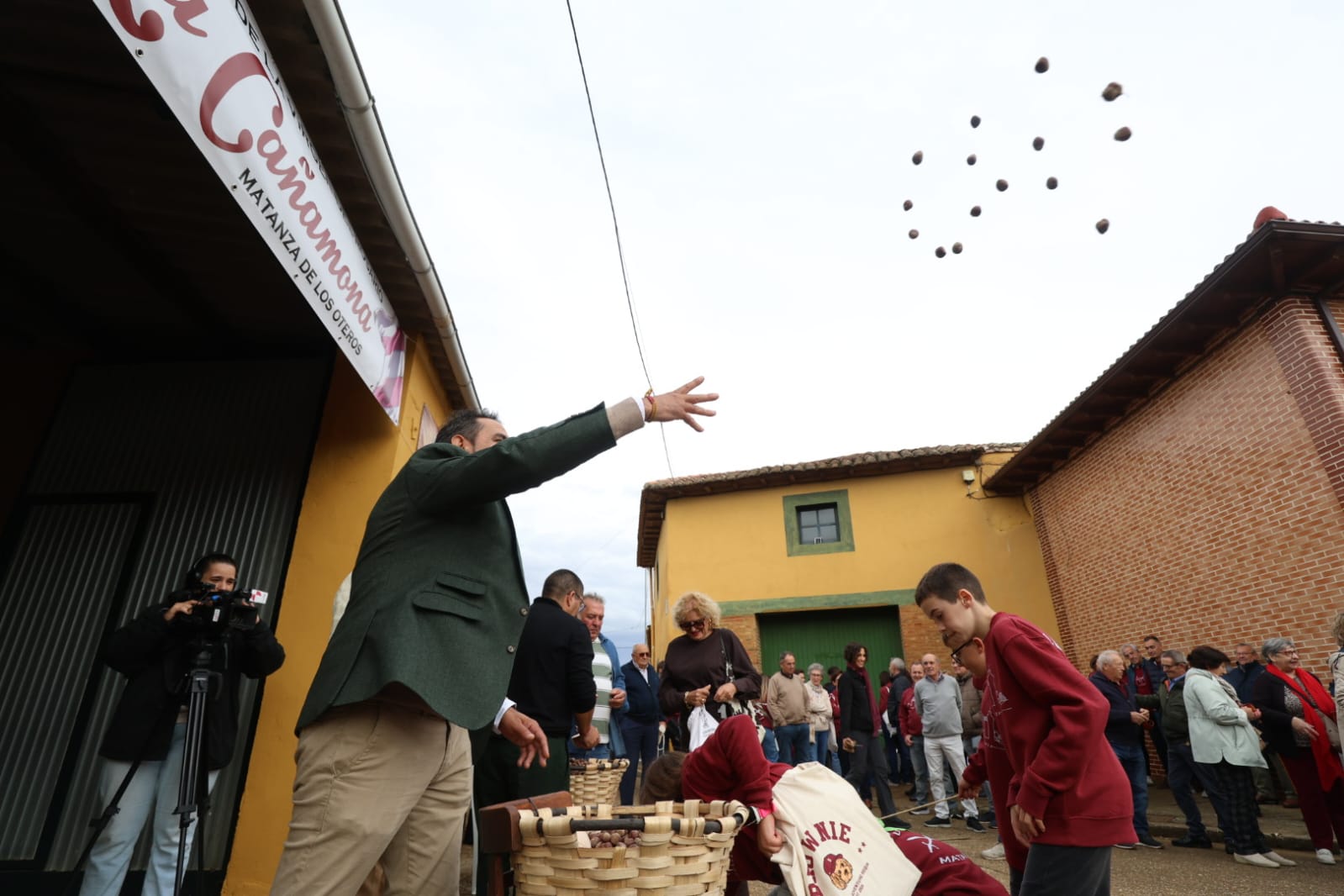 El reparto de avellanas en Matanza de los Oteros 