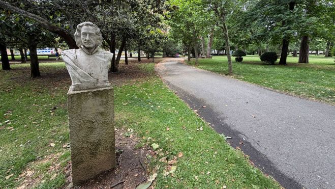El busto en honor a Francisco de Quevedo y Villegas fue obra de Ángel Muñiz Alique y reside en el parque desde 1980 El busto en honor a Francisco de Quevedo y Villegas fue obra de Ángel Muñiz Alique y reside en el parque desde 1980