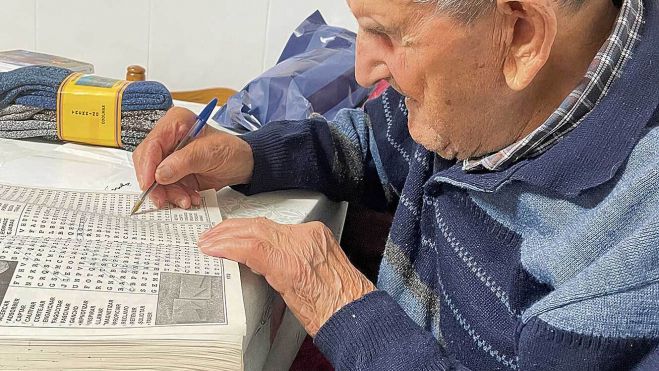 Ángeles en su pasatiempo favorito, hacer sopas de letras, y leyendo el periódico del día que nació Ángeles en su pasatiempo favorito, hacer sopas de letras, y leyendo el periódico del día que nació