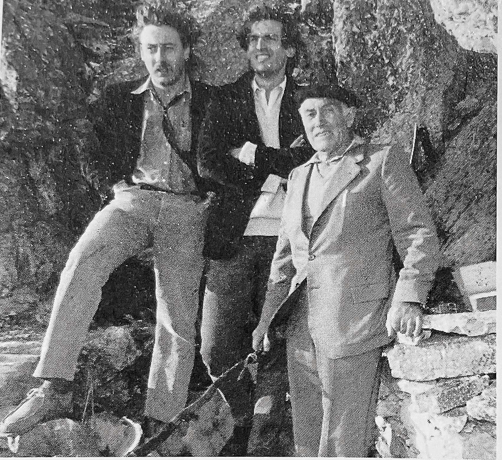 Llamazares con su amigo José Carlón, también poeta leonés, y Gorete, el maquis de Puebla de Lillo, al que entrevistó Llamazares con su amigo José Carlón, también poeta leonés, y Gorete, el maquis de Puebla de Lillo, al que entrevistó