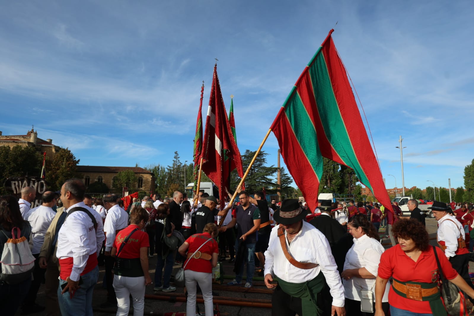 Desfile de pendones de las fiestas de San Froilán, en imágenes 