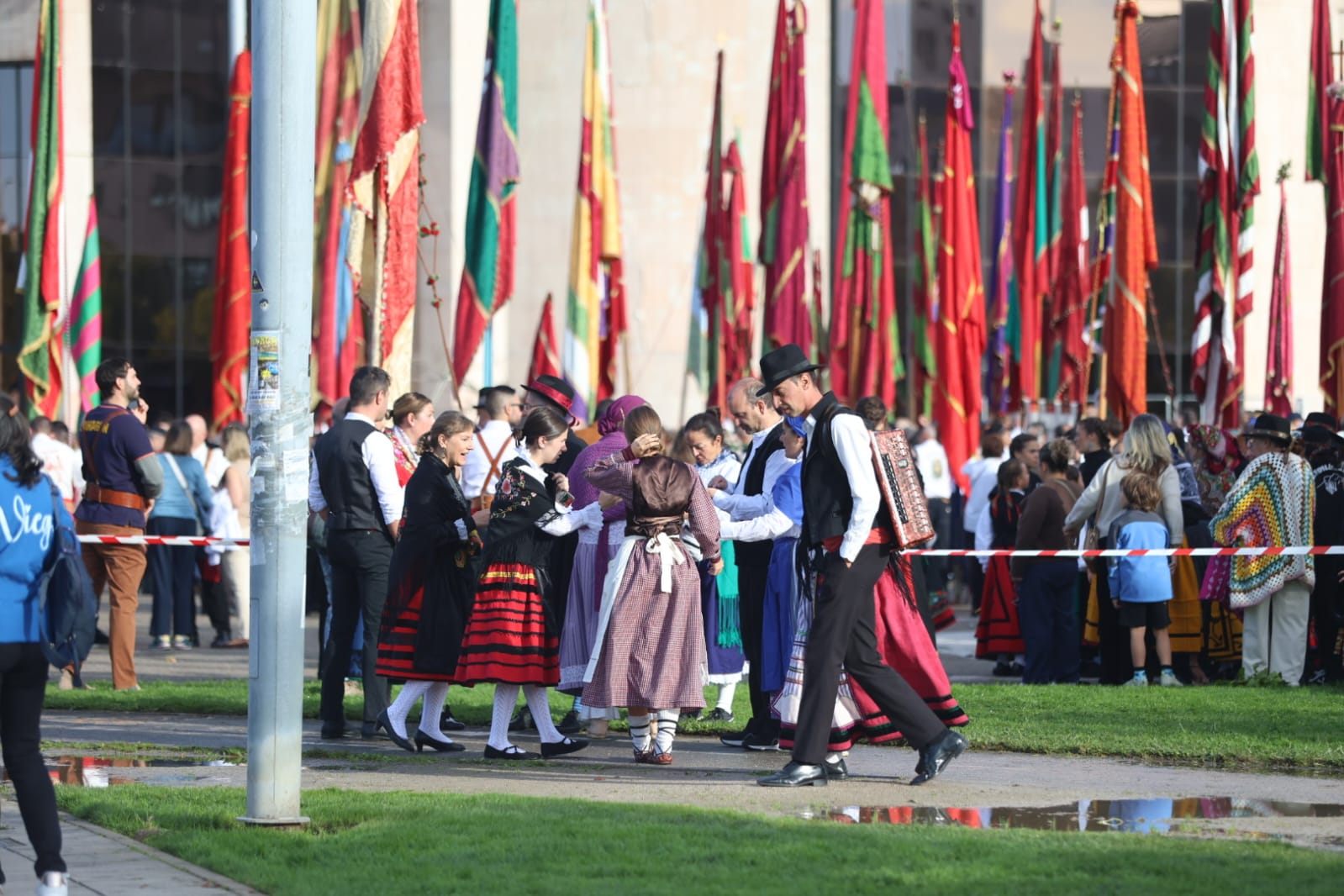 Desfile de pendones de las fiestas de San Froilán, en imágenes 