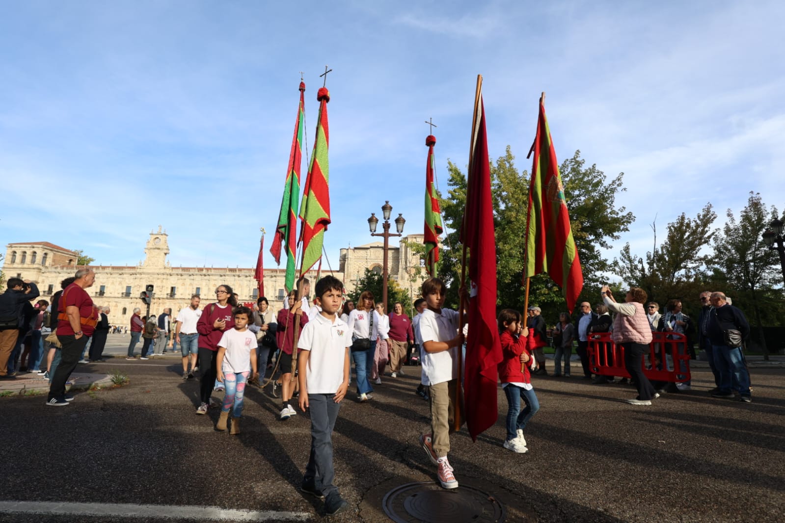 Más de 350 pendones y pendonetas en representación de 234 pueblos de la provincia de León se han reunido en la plaza de San Marcos. | FERNANDO OTERO