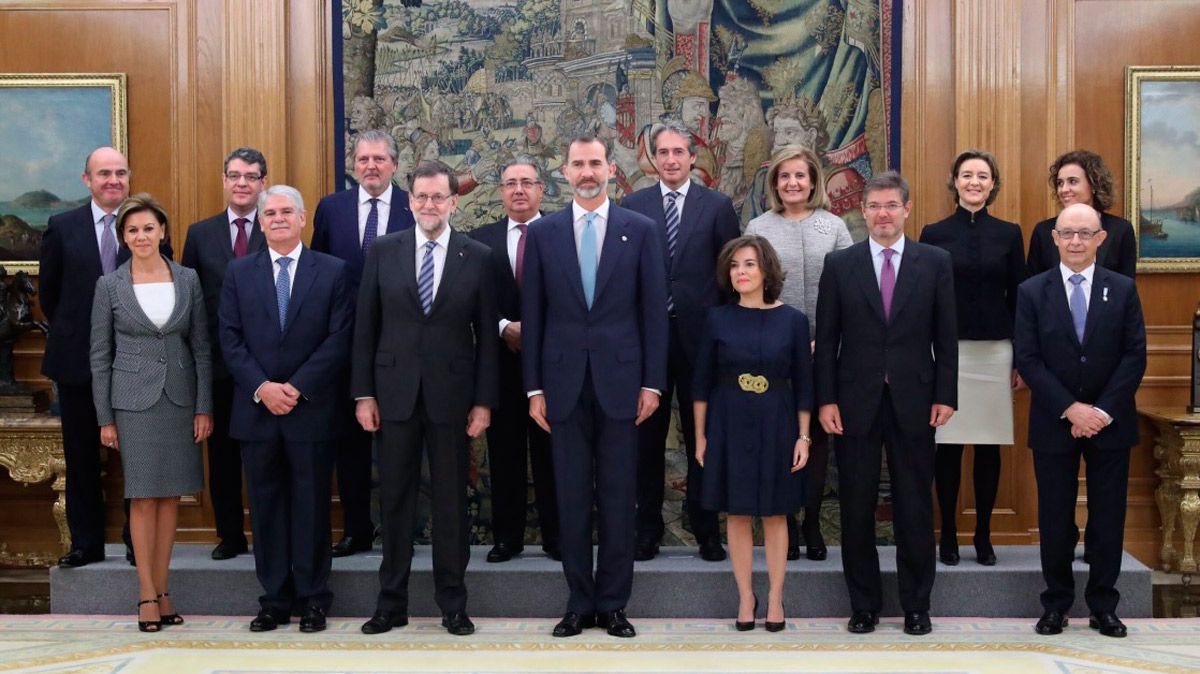 Foto de familia de los nuevos ministros junto a Rajoy y al Rey. | CASA REAL Foto de familia de los nuevos ministros junto a Rajoy y al Rey. | CASA REAL