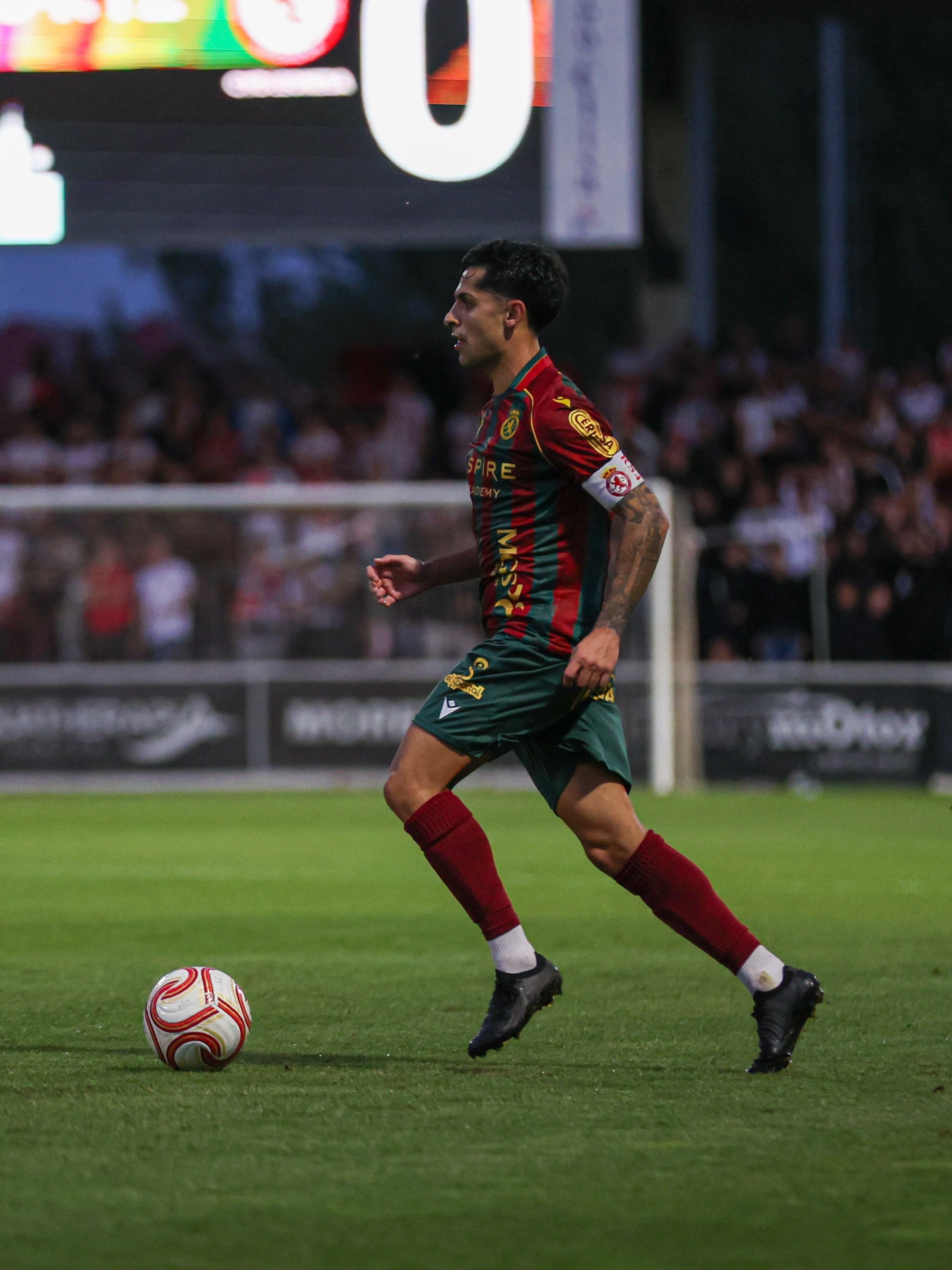 El capitán de la Cultural, Bicho, conduce el balón durante el partido ante Unionistas. | CYD