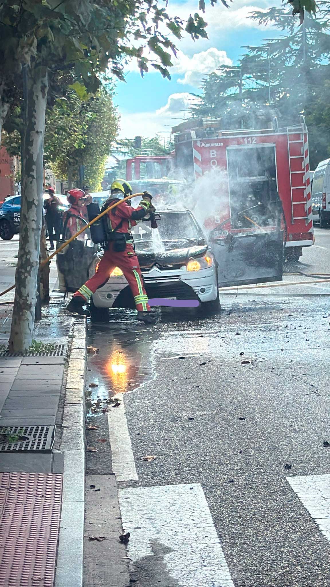 Los bomberos de León sofocan el incendio de un coche en el centro de la ciudad Los bomberos de León sofocan el incendio de un coche en el centro de la ciudad