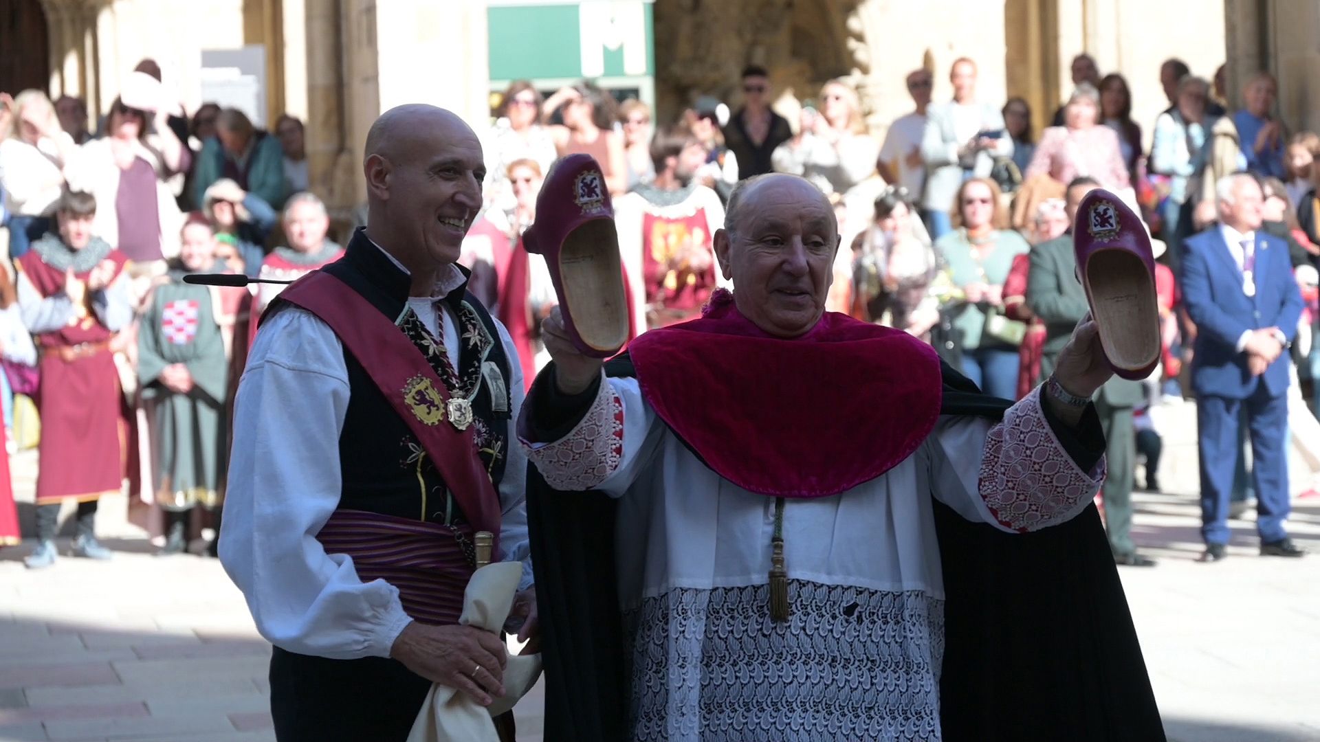 Unas Cantaderas con madreñas y un escudo para parar "los dardos que le están lazando" al alcalde de León Unas Cantaderas con madreñas y un escudo para parar "los dardos que le están lazando" al alcalde de León