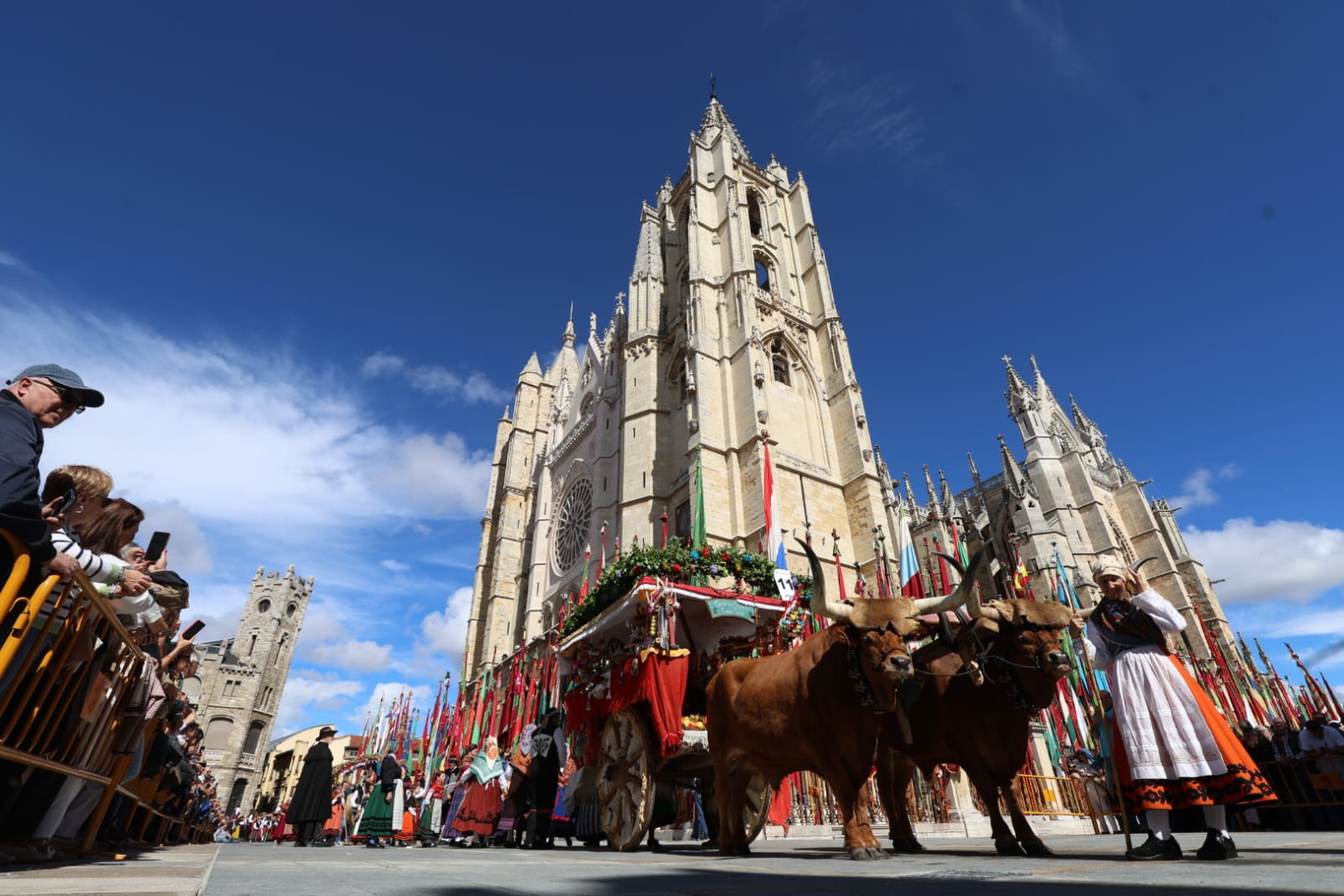 Un instante del desfile de carros engalanados San Froilán 2026.| FERNANDO OTERO