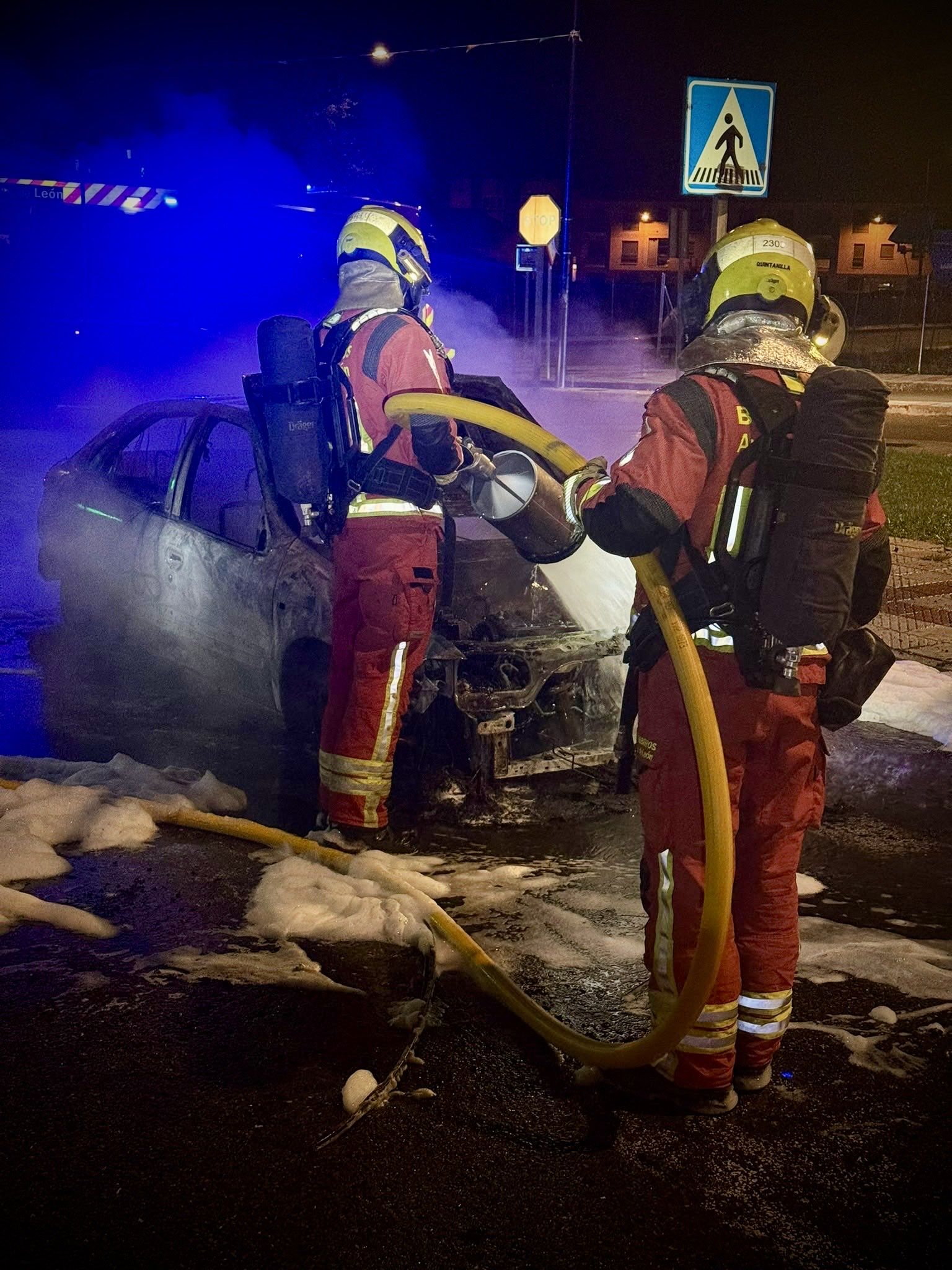 Los bomberos de Léon utilizaron espuma para completar las labores de extinción. | BOMBEROS DE LEÓN Los bomberos de Léon utilizaron espuma para completar las labores de extinción. | BOMBEROS DE LEÓN