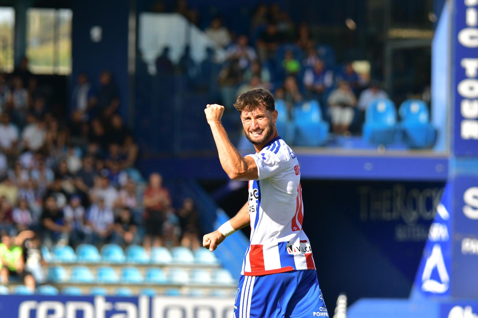 Borja Valle anotó el el penalti que le dio la victoria a la Deportiva ante el Mirandés. QUINITO