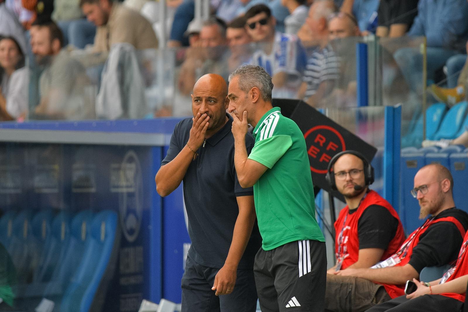 Nafti junto a Pablo Lago durante el partido ante el Mirandés. QUINITO