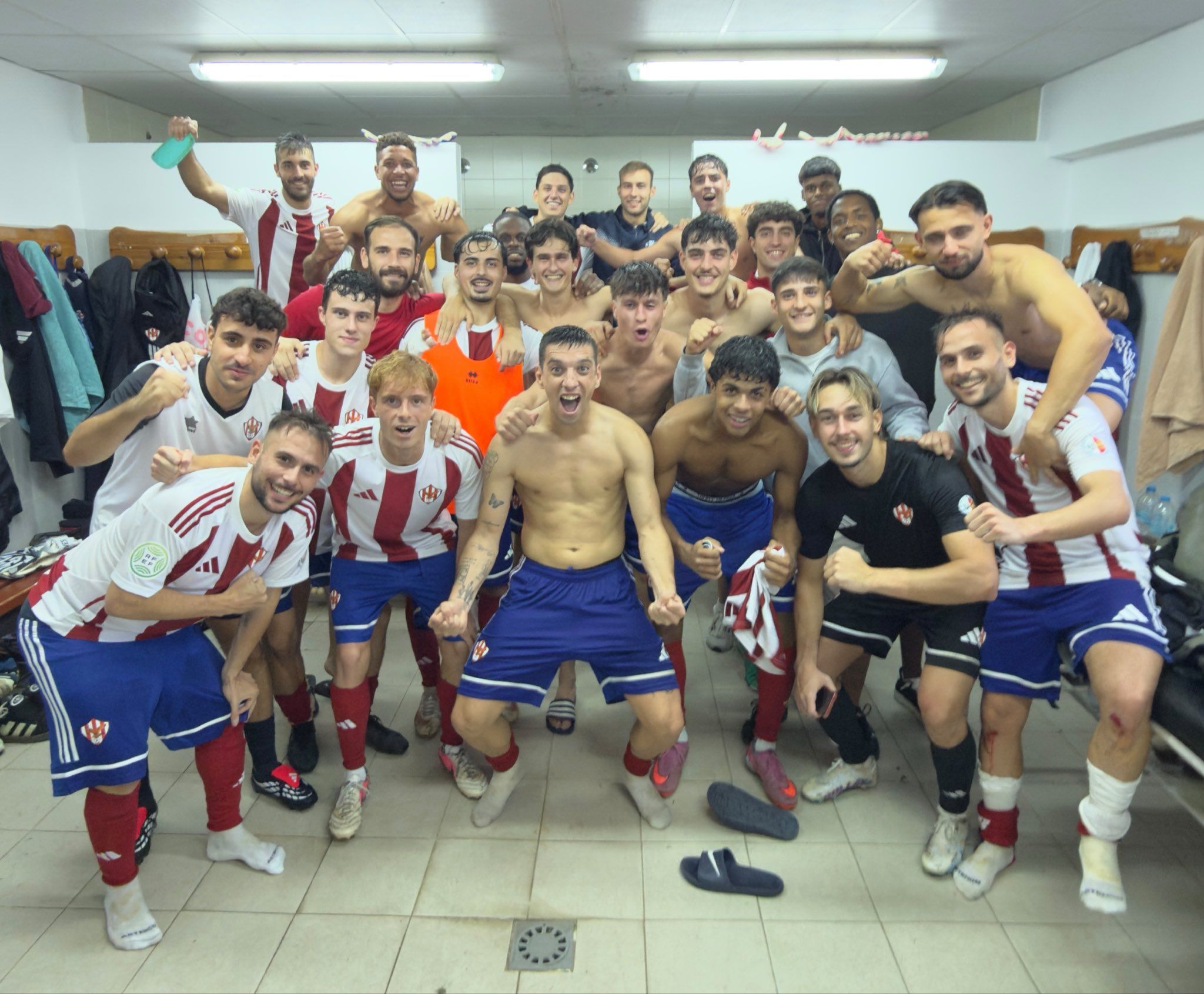 El Bembibre celebrando su victoria en el derbi ante La Virgen. BEMBIBRE El Bembibre celebrando su victoria en el derbi ante La Virgen. BEMBIBRE
