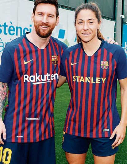 Vicky Losada posa en una fotografia junto a Lionel Messi