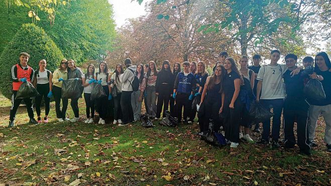 Grupo de alumnos de la Asunción que siguieron el ejemplo de los mocheros e hicieron su propia limpieza Grupo de alumnos de la Asunción que siguieron el ejemplo de los mocheros e hicieron su propia limpieza
