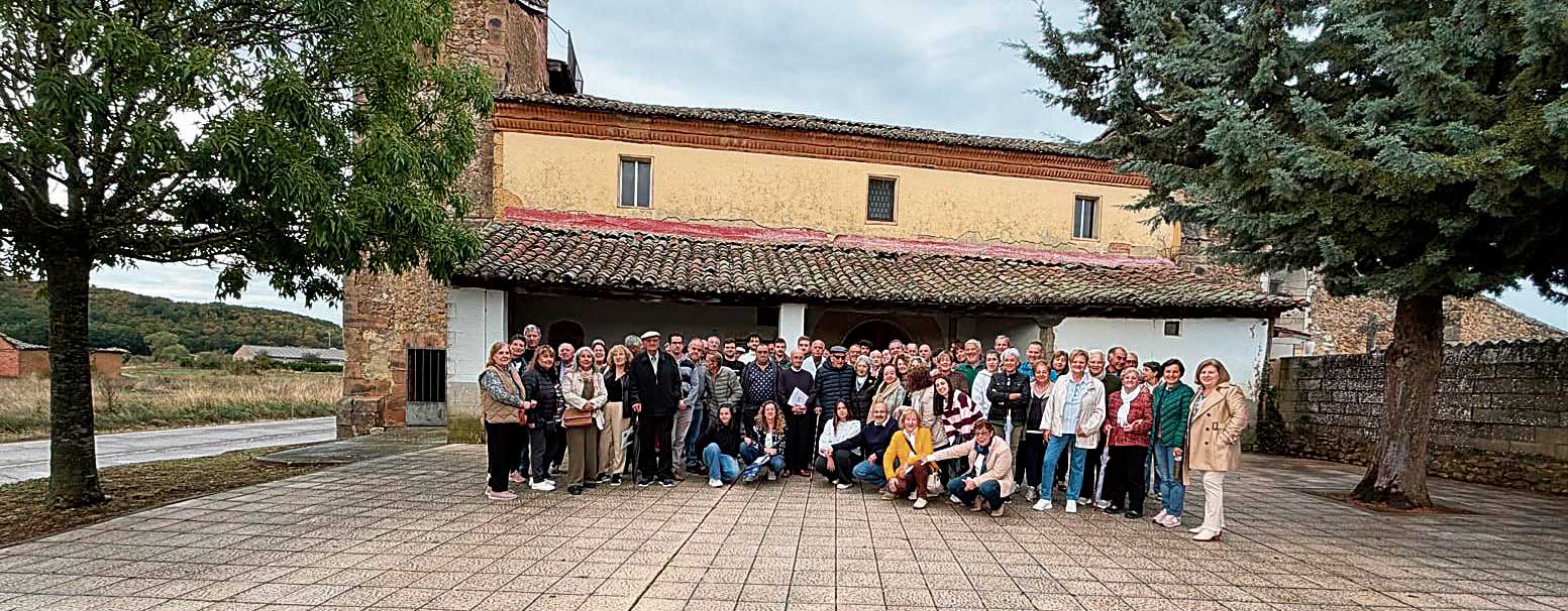 Familiares, amigos y vecinos arroparon a Ángeles González. | JESÚS CEREZAL