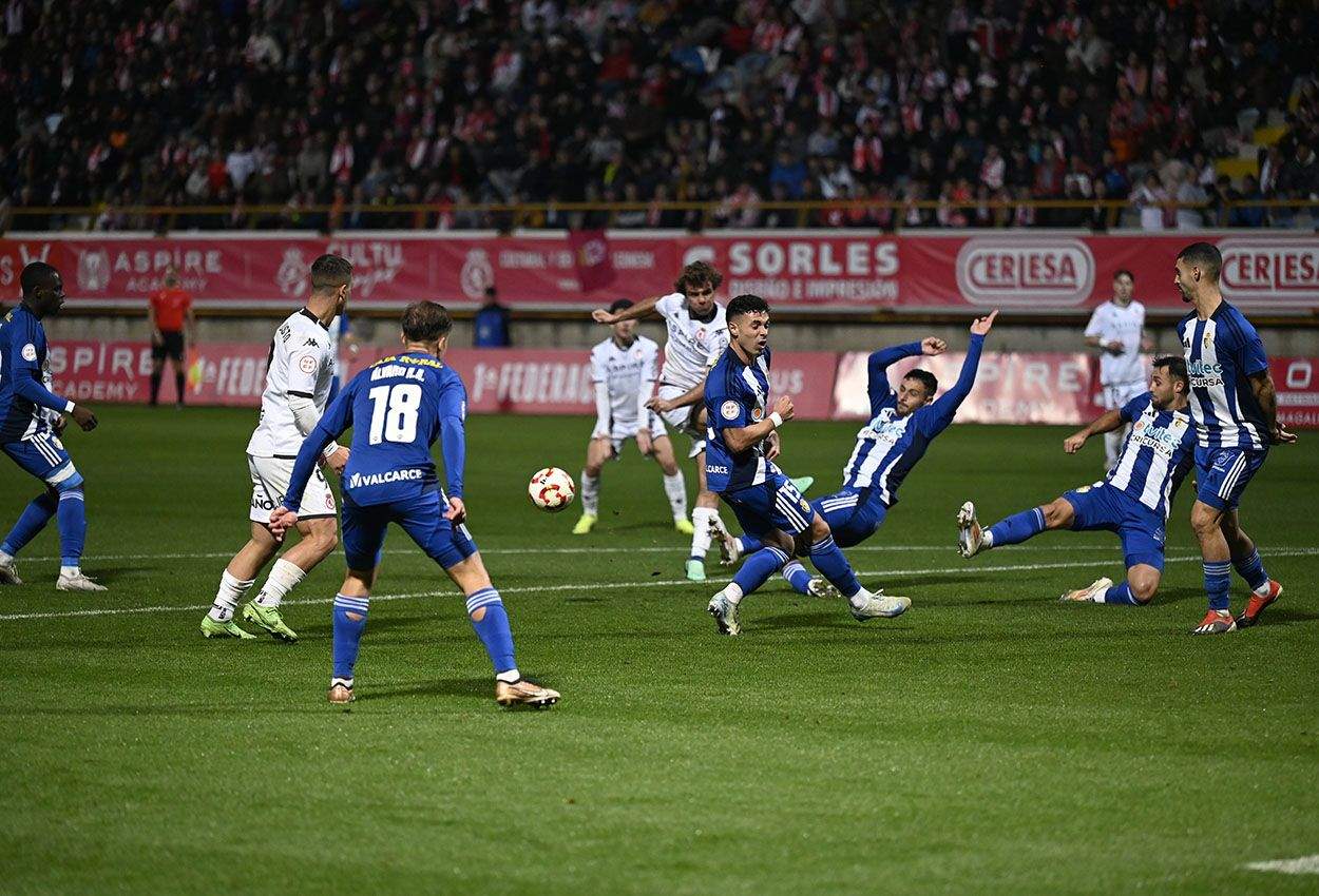 Ponferradina y Cultural conocerán hoy su primera rival de la Copa del Rey. SAÚL ARÉN