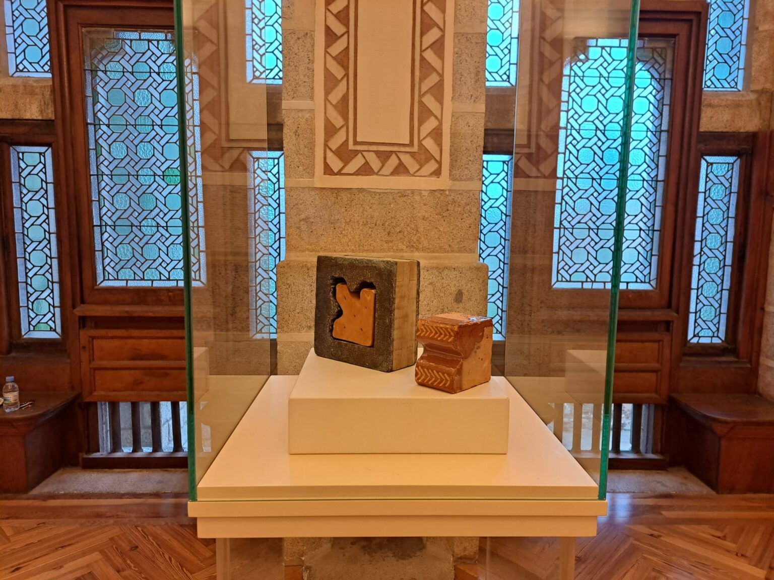 Un molde diseñado por Gaudí y un ladrillo decorativo, escogidos 'Pieza del mes' en Astorga