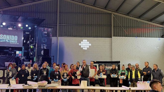 El numeroso equipo de voluntarios escuchando las palabras del alcalde.