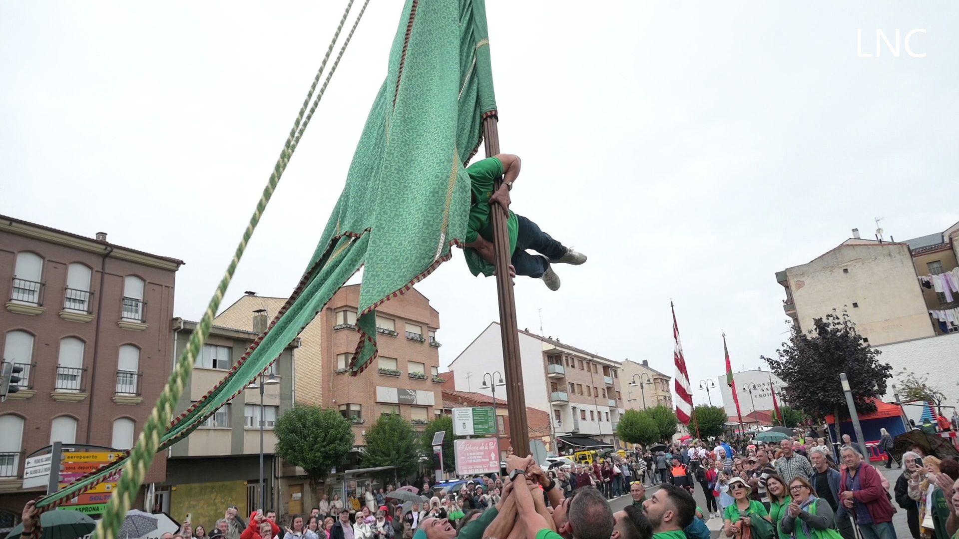 La romería de San Froilán, entre 'perdones' y chaparrones. | L.PASTORIZA