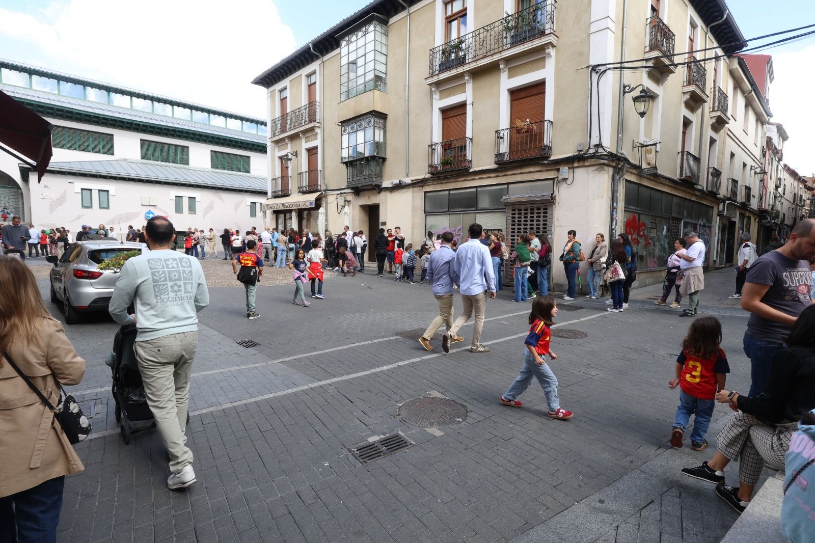 Los aficionados pudieron estar a escasos centímetros del trofeo del Mundial conseguido por España en julio.  FERNANDO OTERO (2)