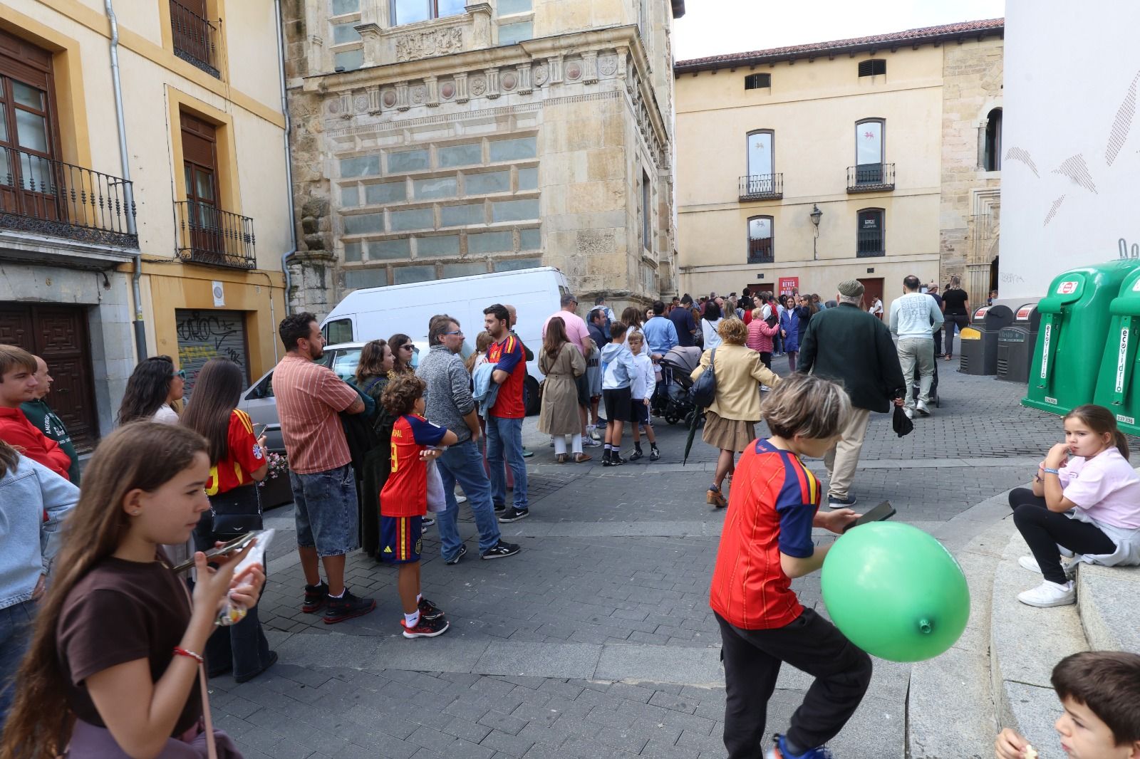 Los aficionados pudieron estar a escasos centímetros del trofeo del Mundial conseguido por España en julio.  FERNANDO OTERO (4)