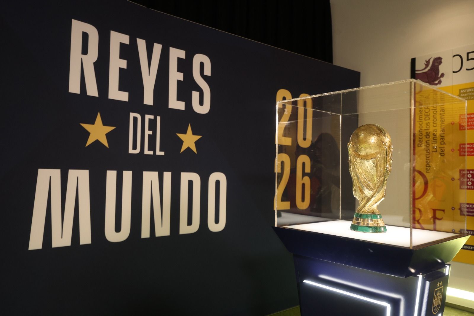 Los aficionados pudieron estar a escasos centímetros del trofeo del Mundial conseguido por España en julio.  FERNANDO OTERO (5)