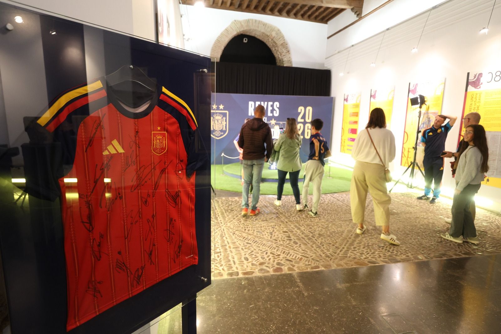 Los aficionados pudieron estar a escasos centímetros del trofeo del Mundial conseguido por España en julio.  FERNANDO OTERO (8)