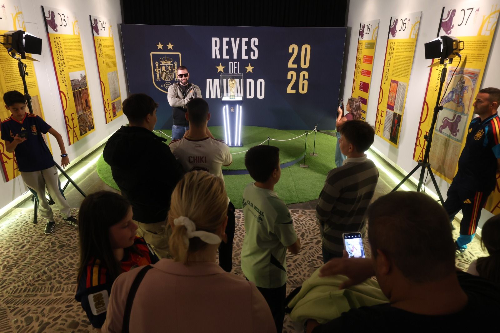 Los aficionados pudieron estar a escasos centímetros del trofeo del Mundial conseguido por España en julio.  FERNANDO OTERO (7)
