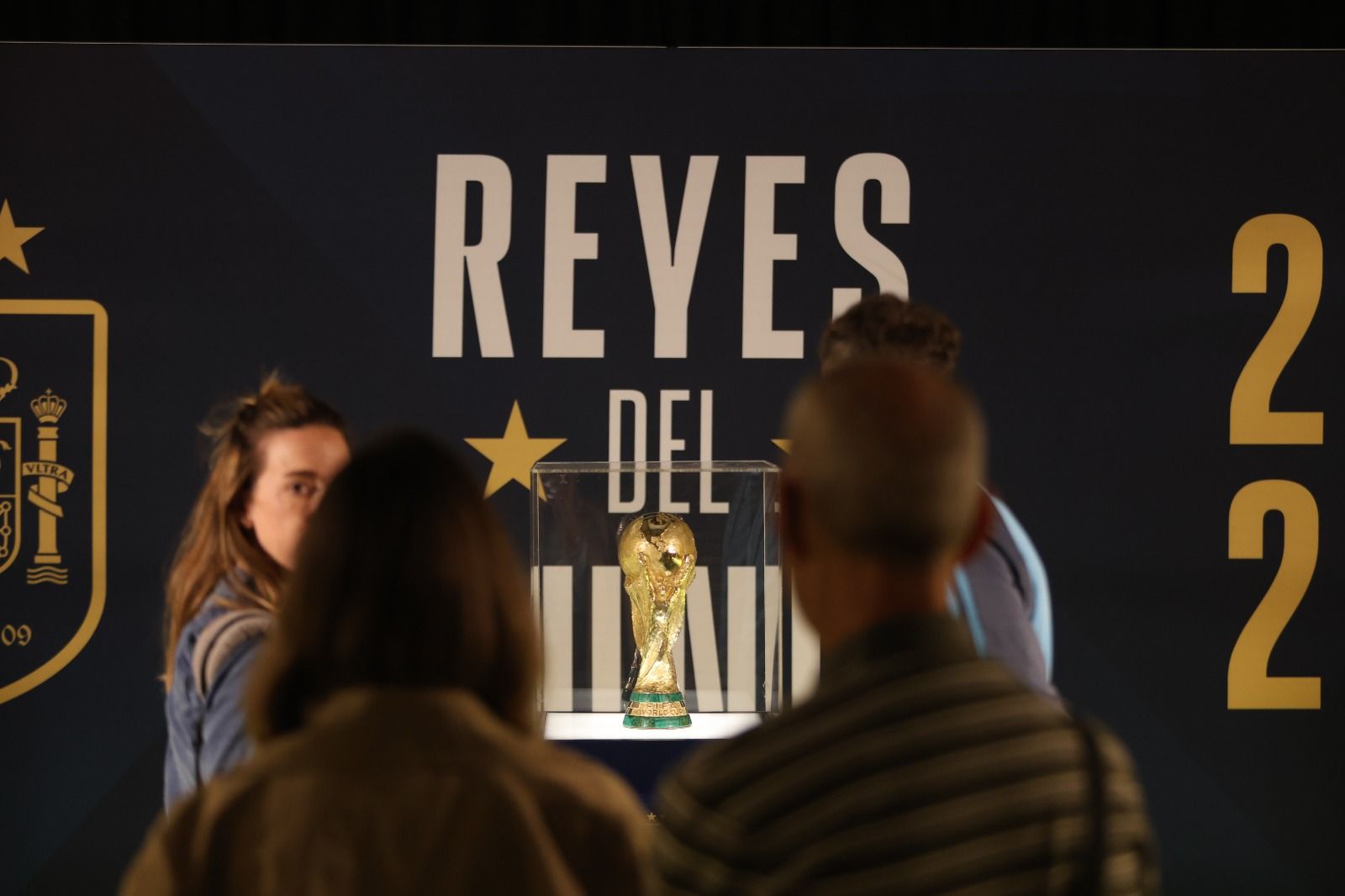 Los aficionados pudieron estar a escasos centímetros del trofeo del Mundial conseguido por España en julio.  FERNANDO OTERO (1)