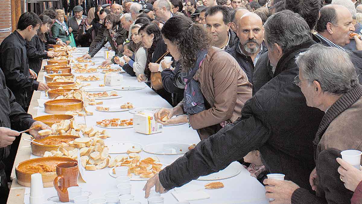 Multitud de vecinos y visitantes que se acercarán mañana a probar los bocados de Tapa de Ajo de Santa María. | T.G.