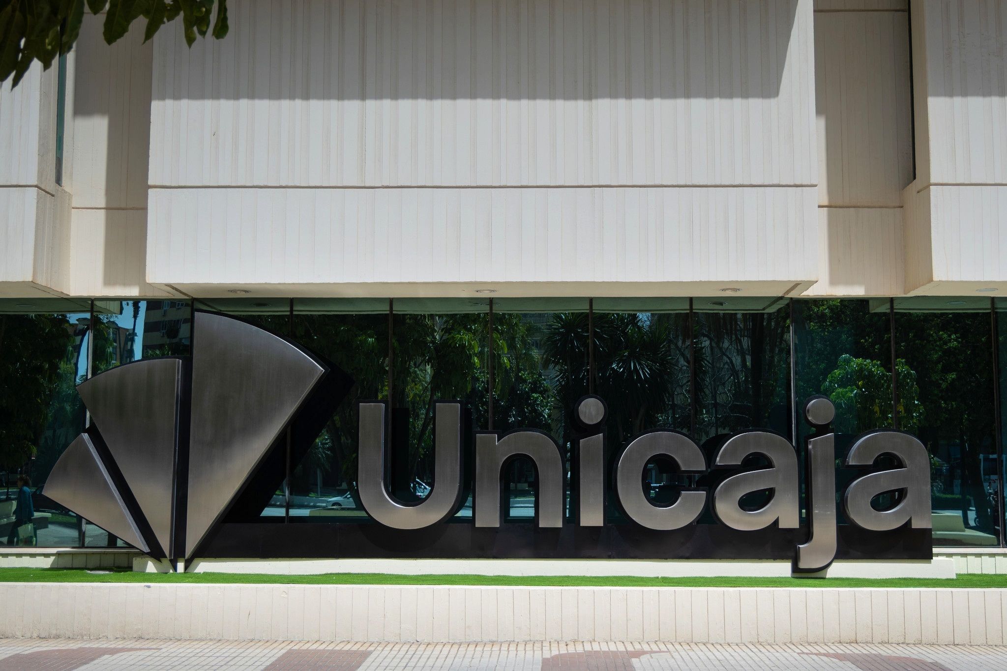 Fachada de una sede de Unicaja, entidad que ha culminado la integración de Unicorp Patrimonio en su negocio de Banca Privada