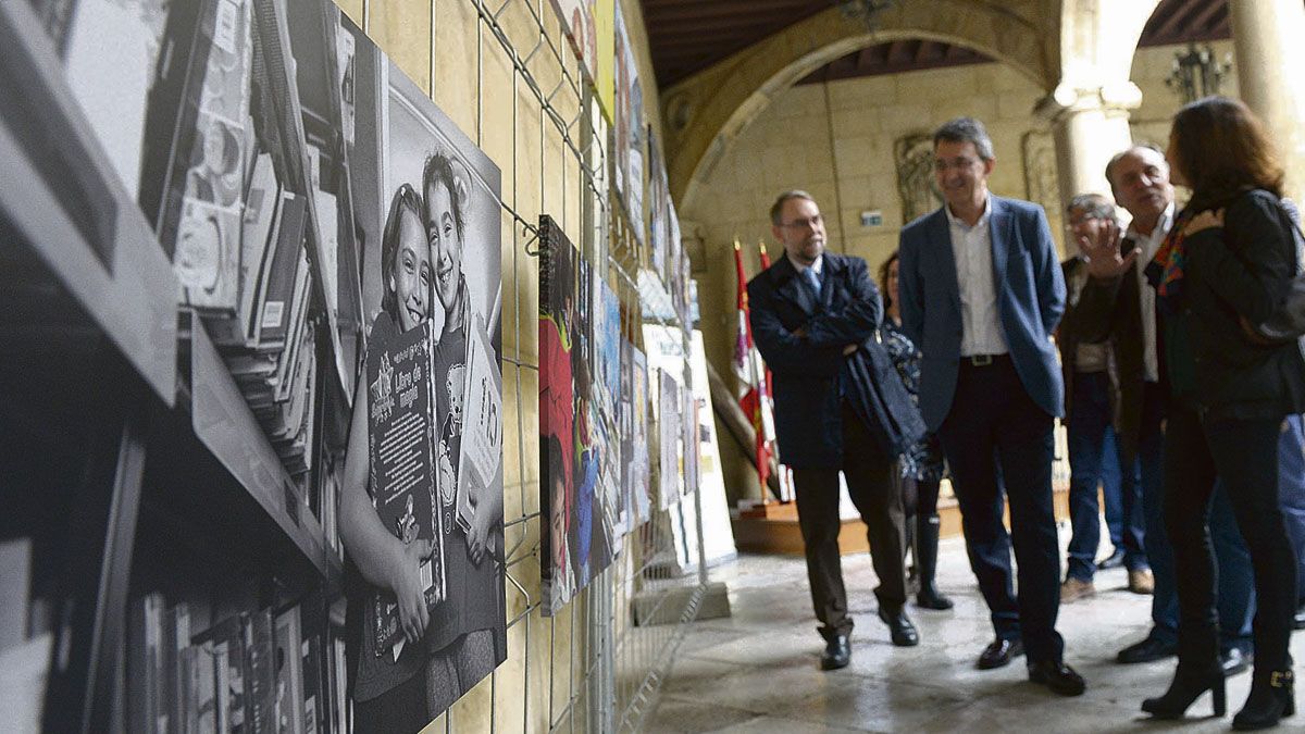 El presidente Juan Martínez Majo acudió a la inauguración de la exposición ‘Enfocando al Bibliobús’. | MAURICIO PEÑA