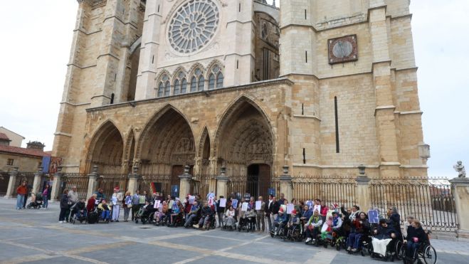 La marcha solidaria de Aspace León con motivo del Día Mundial de la Parálisis Cerebral ha concluído frente a la Catedral de León