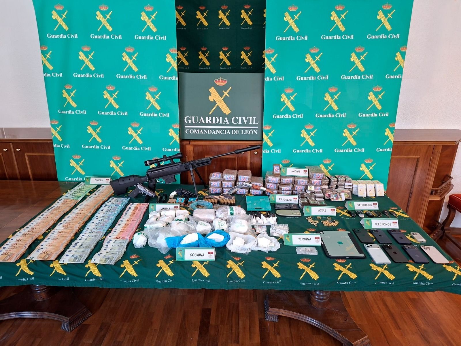 La Guardia Civil ha incautado cientos de euros, armas de fuego y móviles de alta gama. | L.N.C.